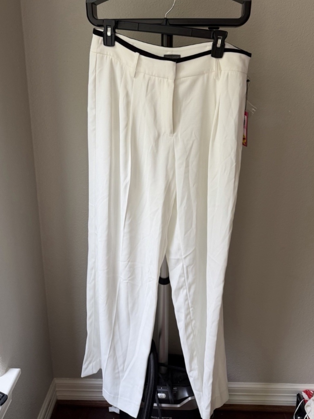 NWT Vince Camuto Women’s Ivory Solid Flat Front Straight Dress Pants Regular 10